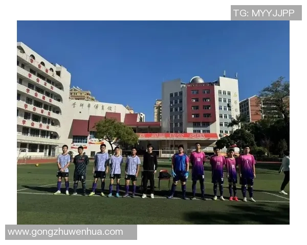 校园足球联赛激情四溢青春拼搏展现团队精神与竞技魅力